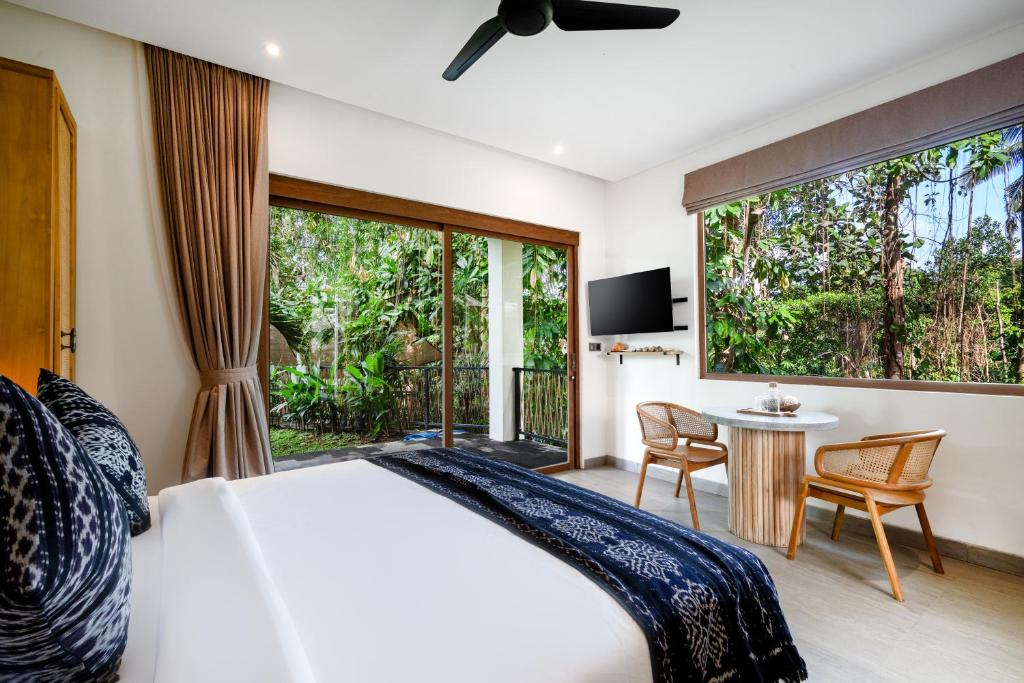 Tempat tidur dalam kamar di Villa Arroyo by BaliSuperHost