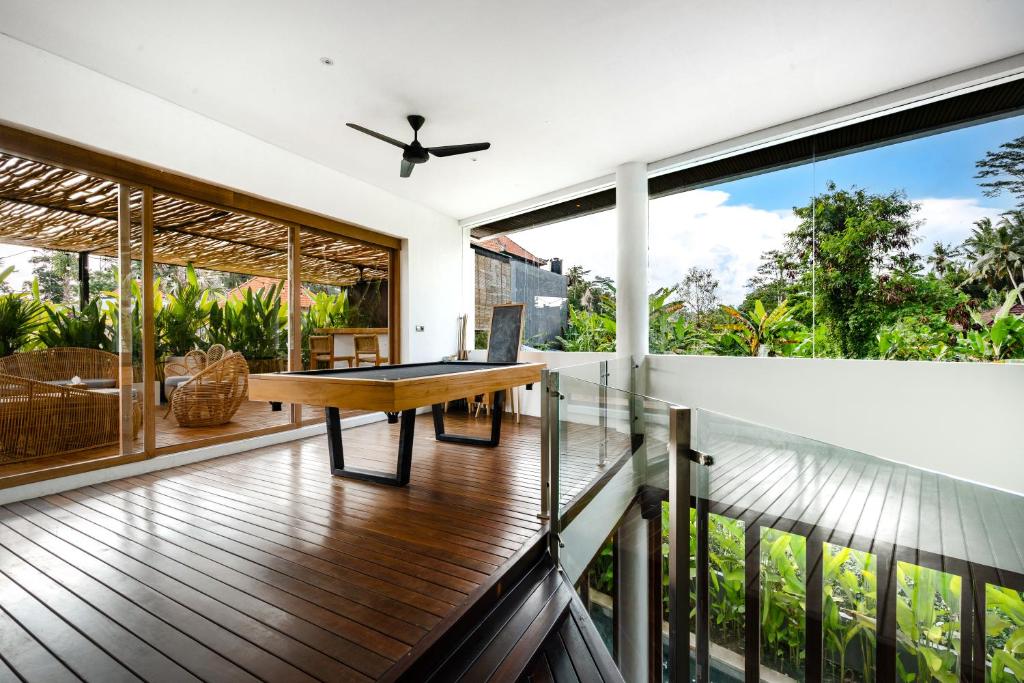 Balkon atau teras di Villa Arroyo by BaliSuperHost