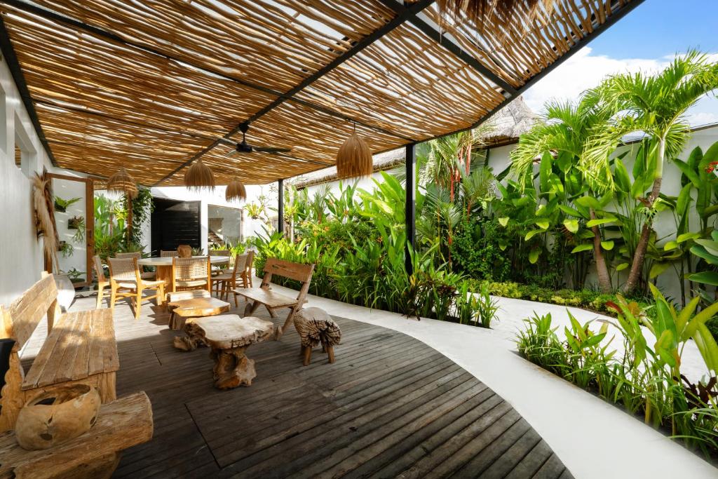 Kebun di luar Villa Arroyo by BaliSuperHost