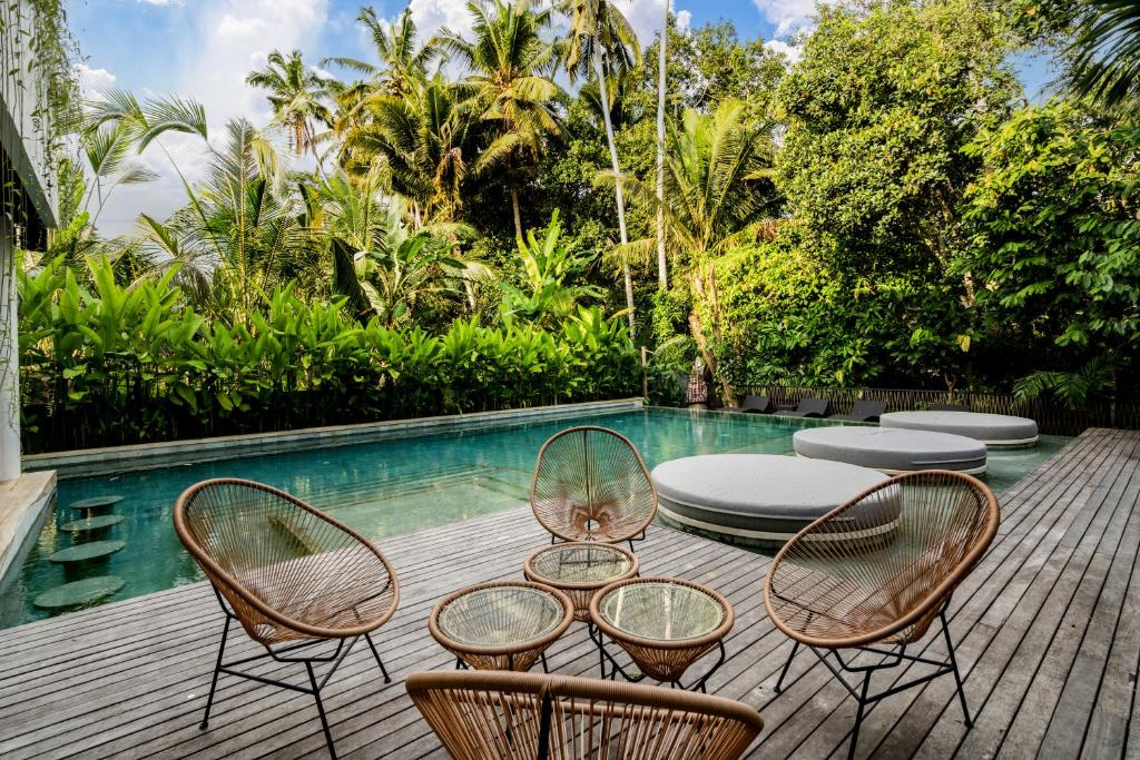 Kolam renang di atau di dekat Villa Arroyo by BaliSuperHost