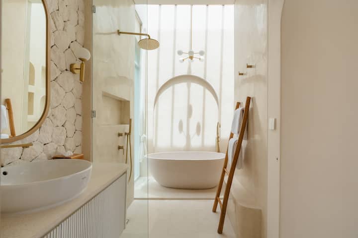 Full bathroom 1 image 2