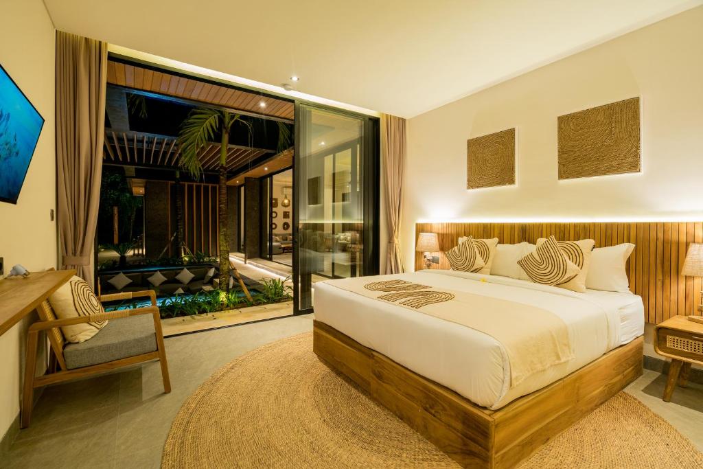 Tempat tidur dalam kamar di Villa Kia Ora by BaliSuperHost