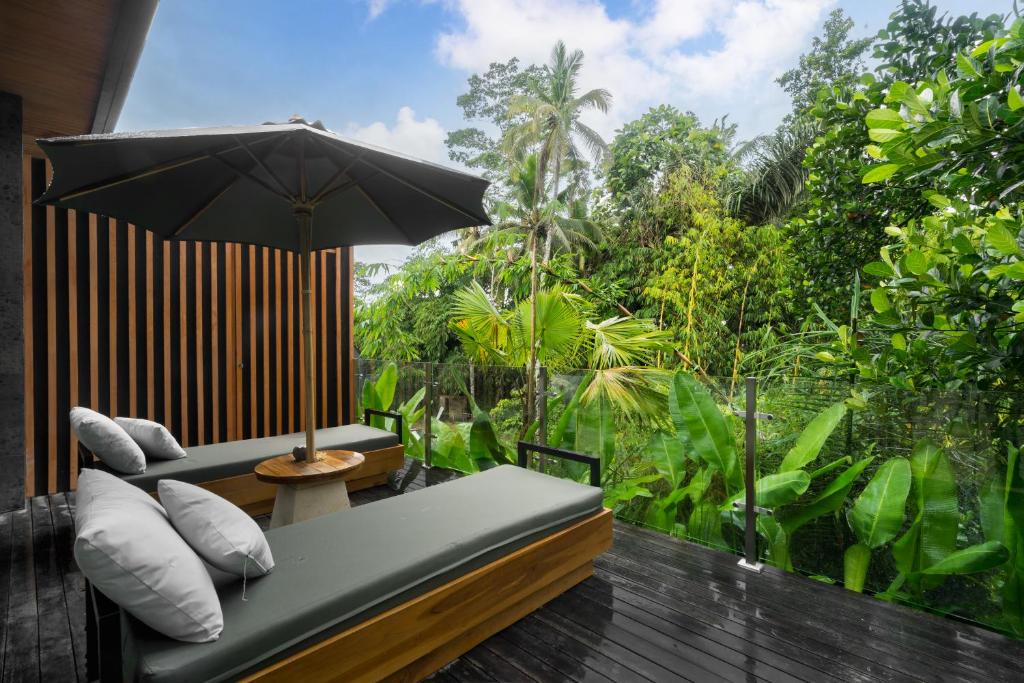 Kebun di luar Villa Kia Ora by BaliSuperHost