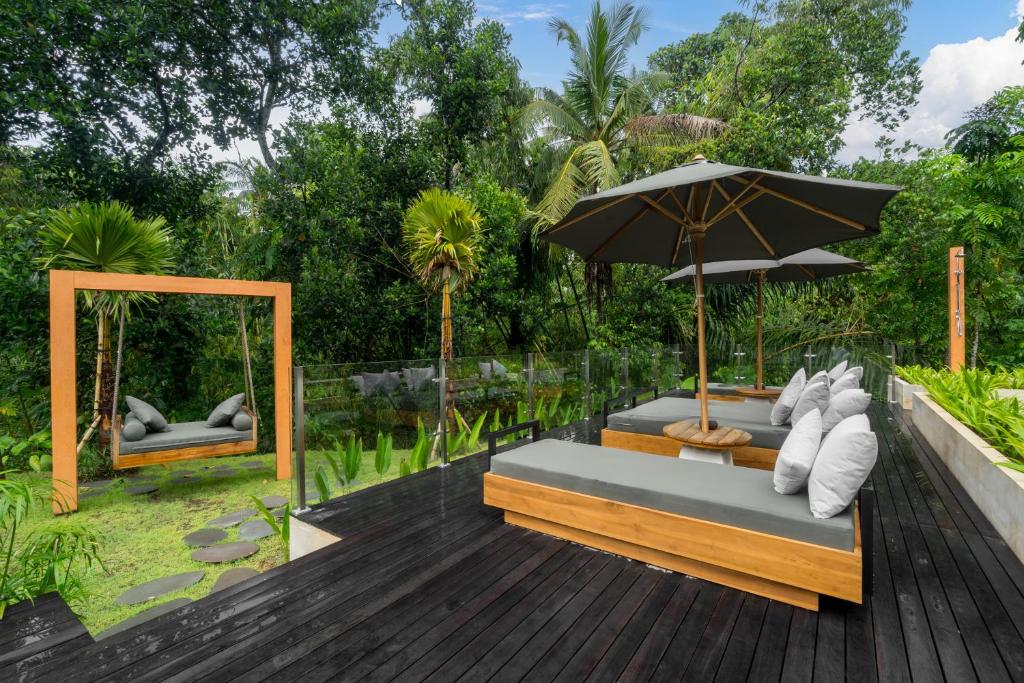 Kebun di luar Villa Kia Ora by BaliSuperHost