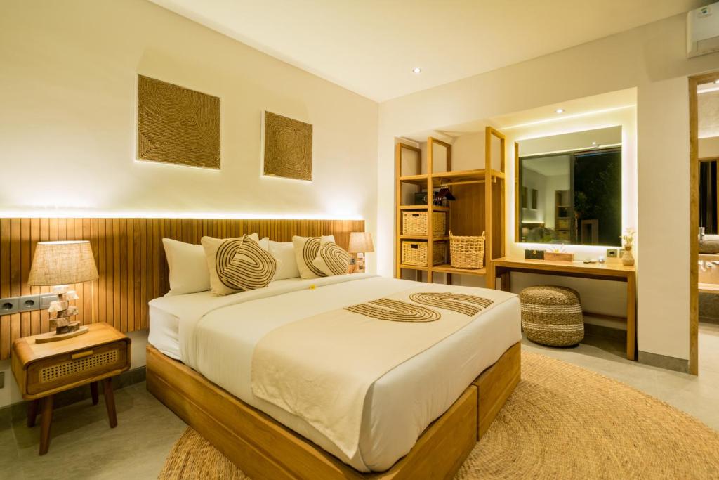 Tempat tidur dalam kamar di Villa Kia Ora by BaliSuperHost
