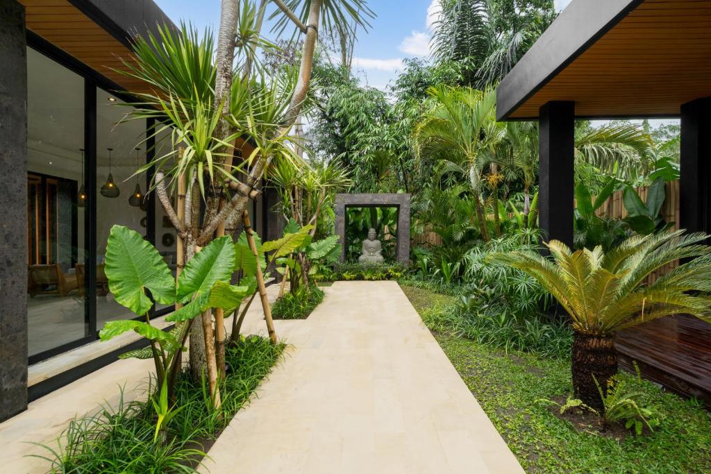 Kebun di luar Villa Kia Ora by BaliSuperHost