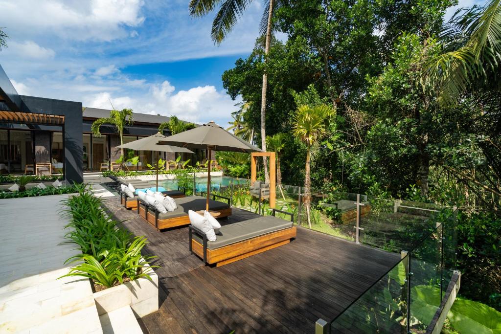 Kebun di luar Villa Kia Ora by BaliSuperHost