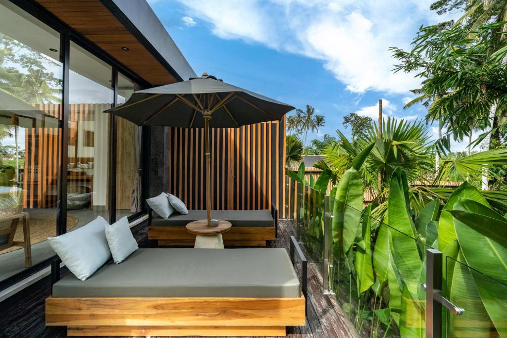 Balkon atau teras di Villa Kia Ora by BaliSuperHost