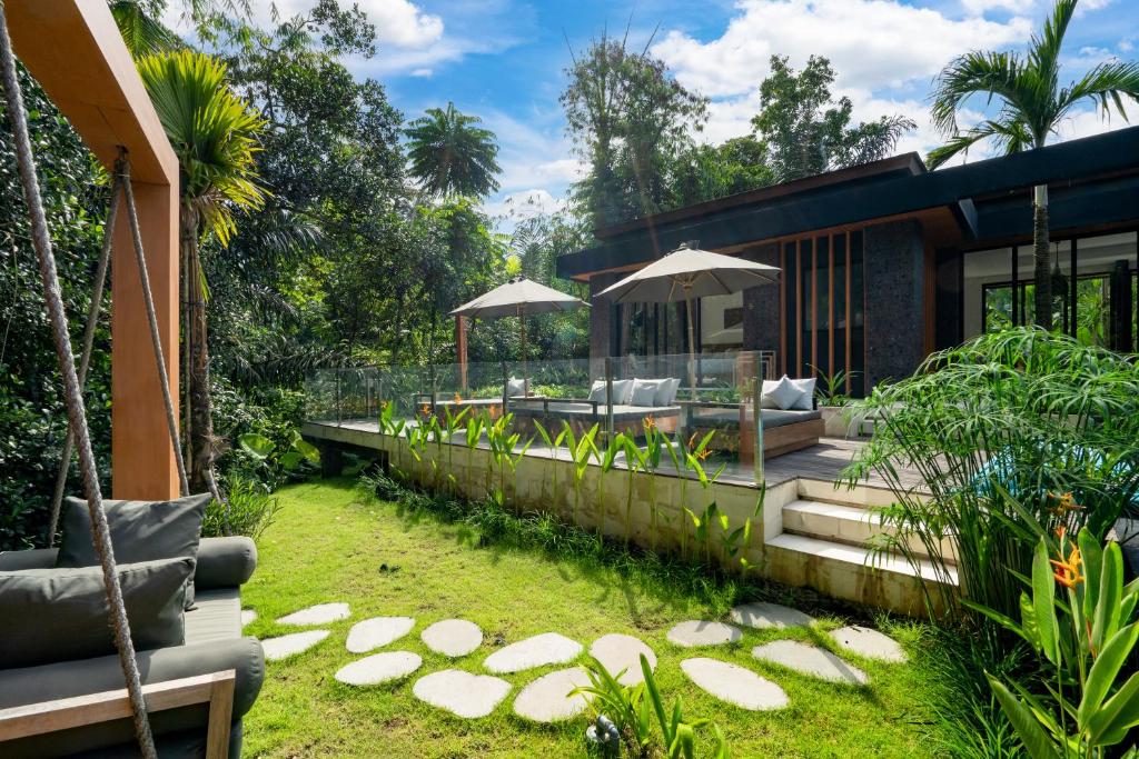 Kebun di luar Villa Kia Ora by BaliSuperHost