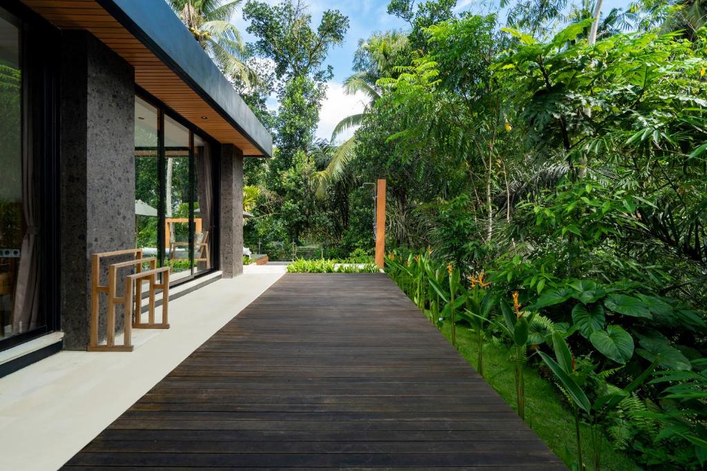 Kebun di luar Villa Kia Ora by BaliSuperHost