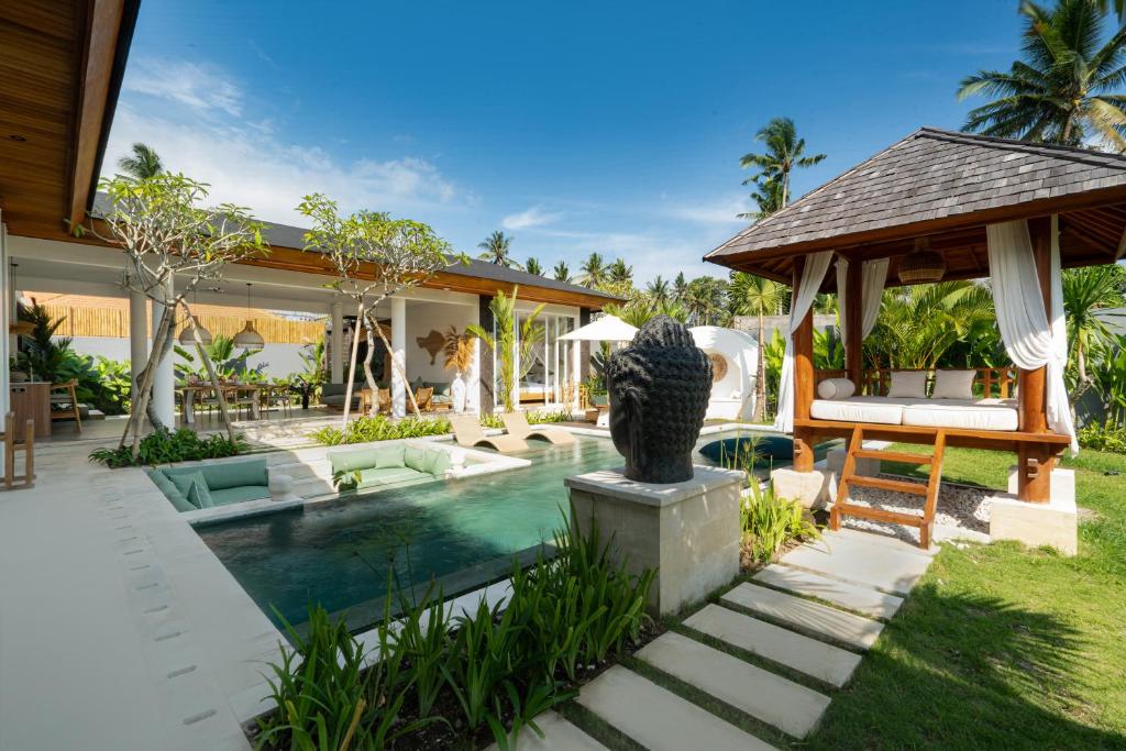 Kebun di luar Villa Myassa by BaliSuperHost
