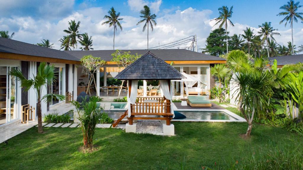 Kebun di luar Villa Myassa by BaliSuperHost