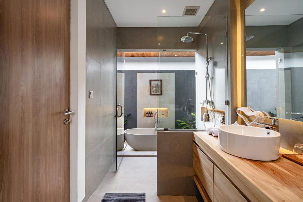 Kamar mandi di Villa Myassa by BaliSuperHost