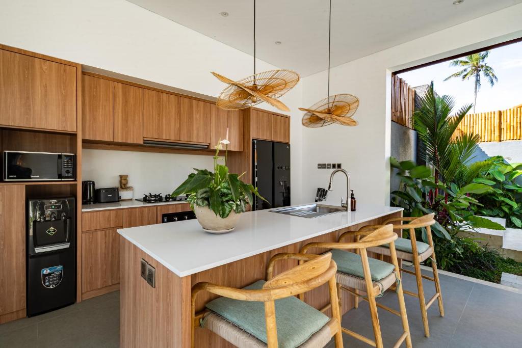 Dapur atau dapur kecil di Villa Myassa by BaliSuperHost