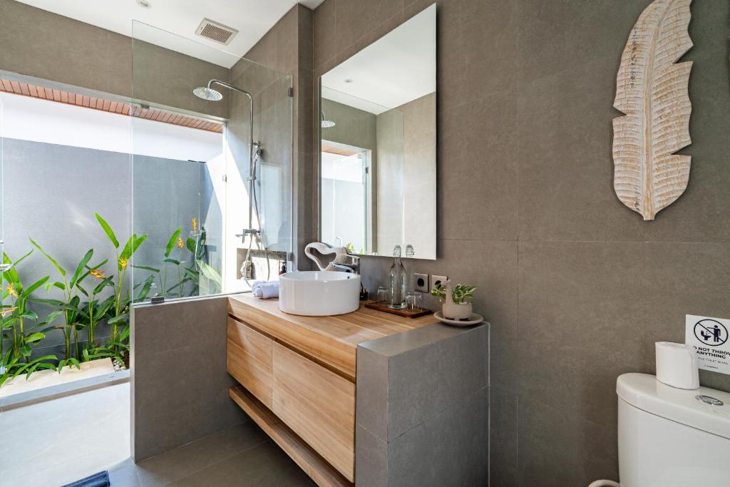 Kamar mandi di Villa Myassa by BaliSuperHost