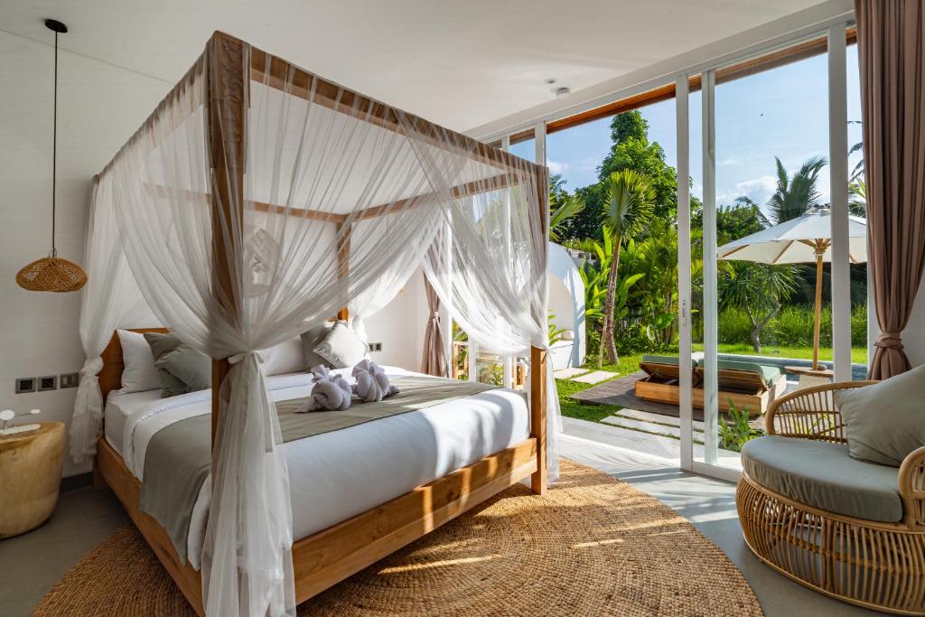 Tempat tidur dalam kamar di Villa Myassa by BaliSuperHost