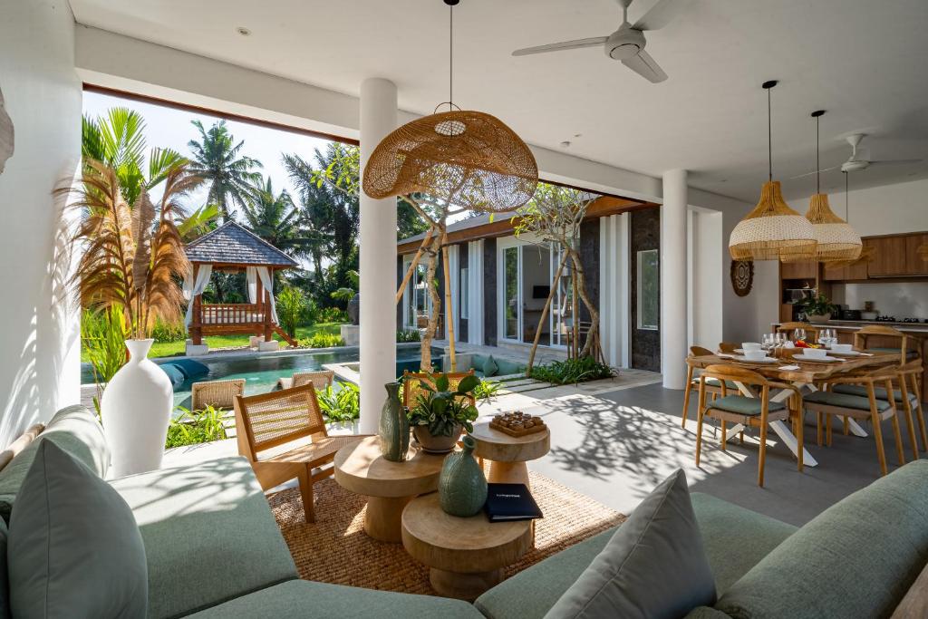 Area tempat duduk di Villa Myassa by BaliSuperHost