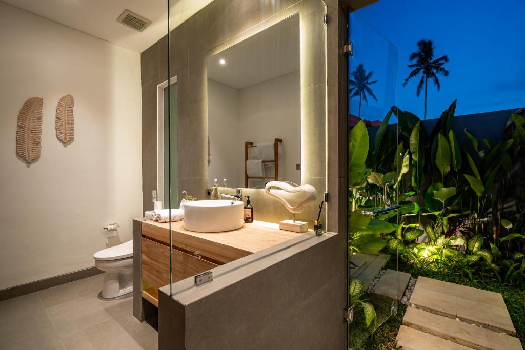 Kamar mandi di Villa Myassa by BaliSuperHost