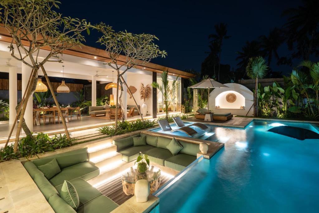 Kolam renang di atau di dekat Villa Myassa by BaliSuperHost