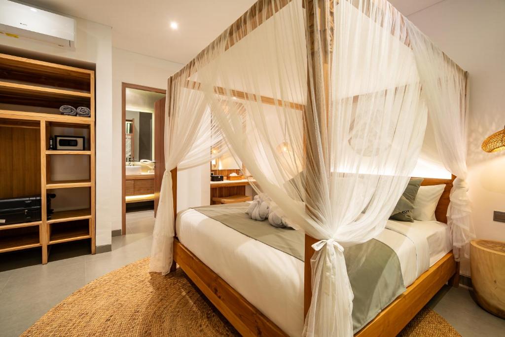 Tempat tidur dalam kamar di Villa Myassa by BaliSuperHost