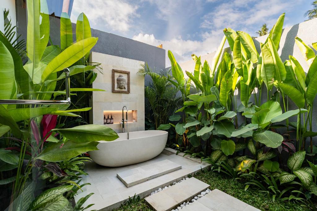 Kebun di luar Villa Myassa by BaliSuperHost
