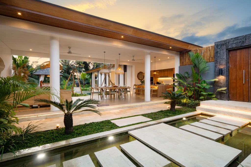 Kebun di luar Villa Myassa by BaliSuperHost