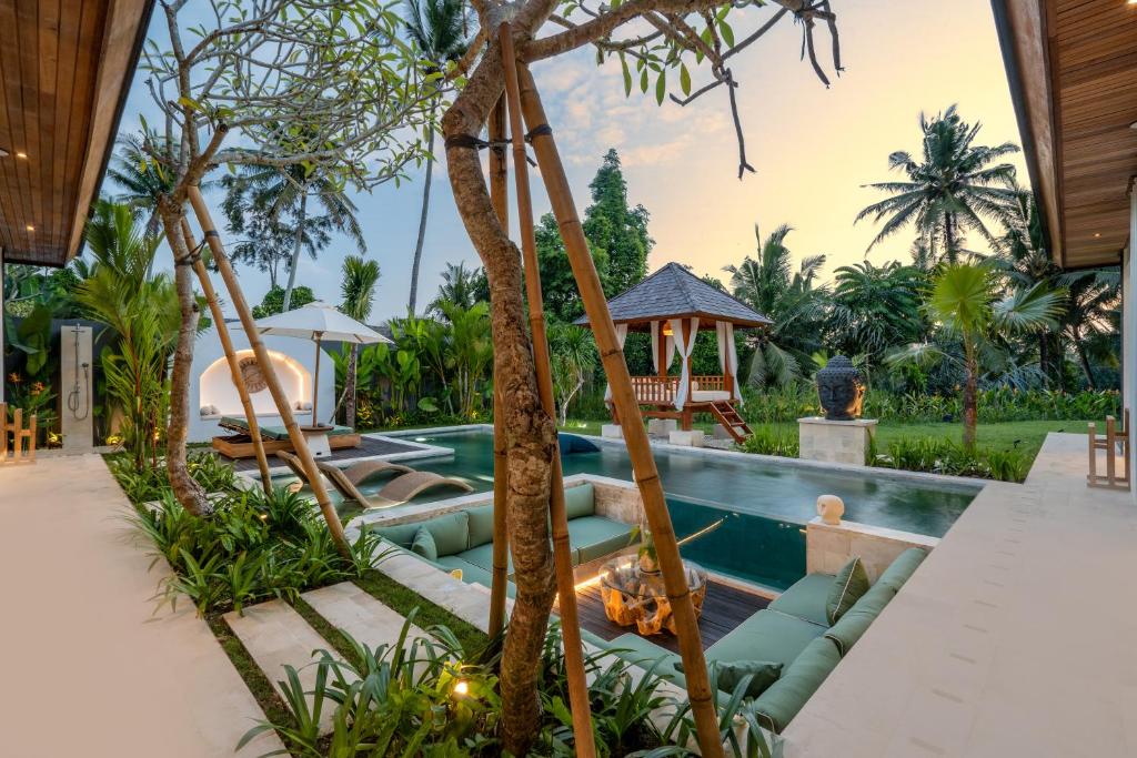 Kolam renang di atau di dekat Villa Myassa by BaliSuperHost