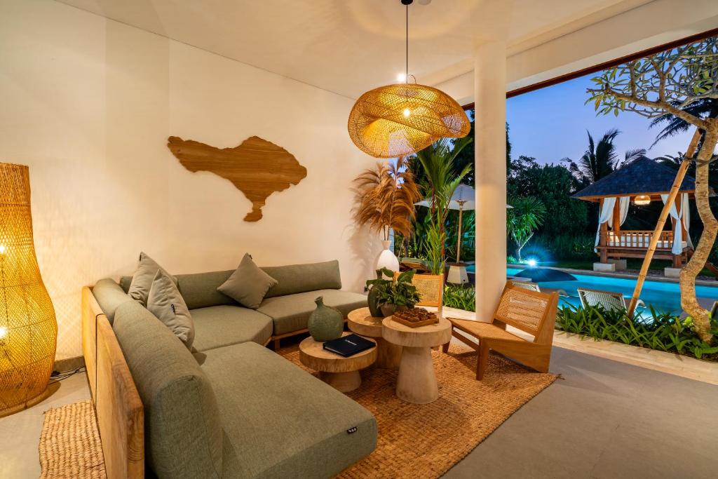 Kolam renang di atau di dekat Villa Myassa by BaliSuperHost