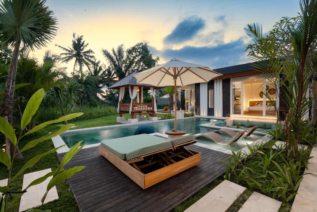 Kolam renang di atau di dekat Villa Myassa by BaliSuperHost