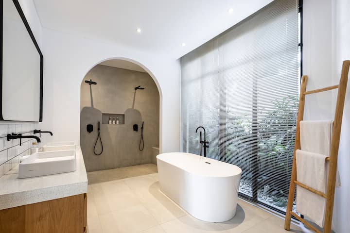 Full bathroom 4 image 2