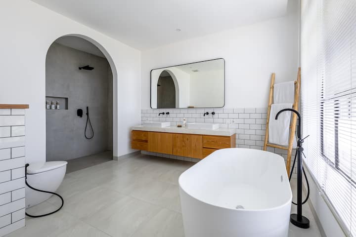 Full bathroom 2 image 1