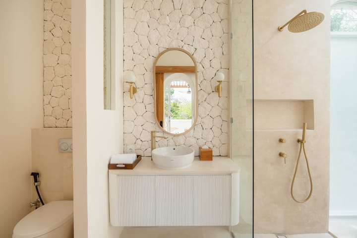 Full bathroom 1 image 3