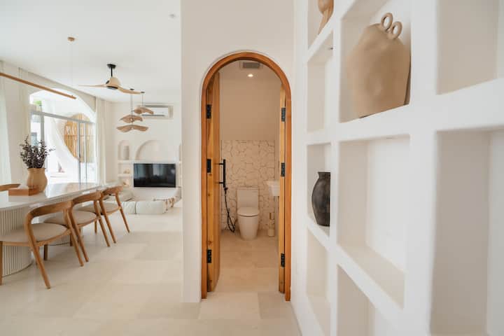 Half bathroom image 1