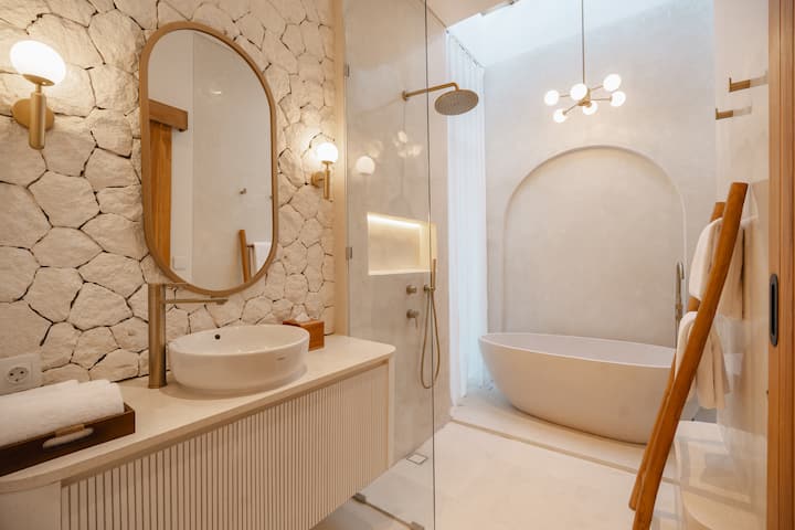 Full bathroom 1 image 1