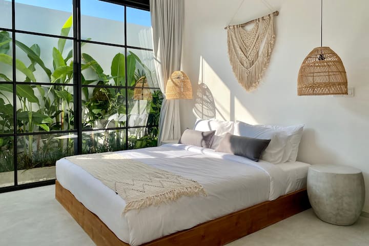 Kamar tidur taman rahasia kami yang cerah dengan tempat tidur king.