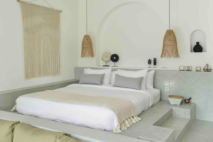 Tempat tidur berukuran king di suite kamar tidur utama kami.