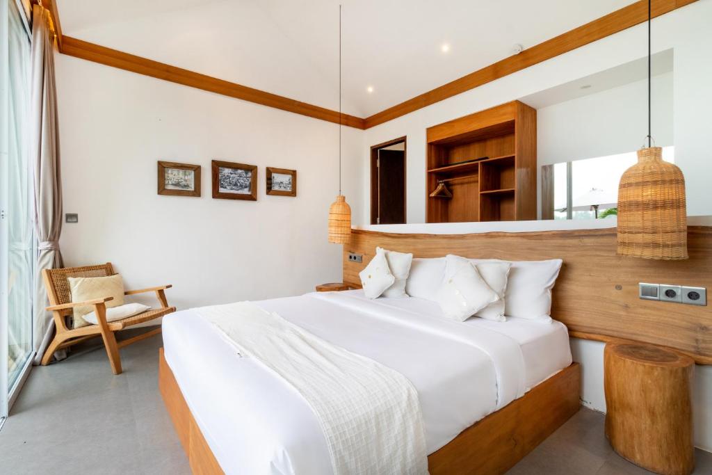 Tempat tidur dalam kamar di Villa Noemie by BaliSuperHost
