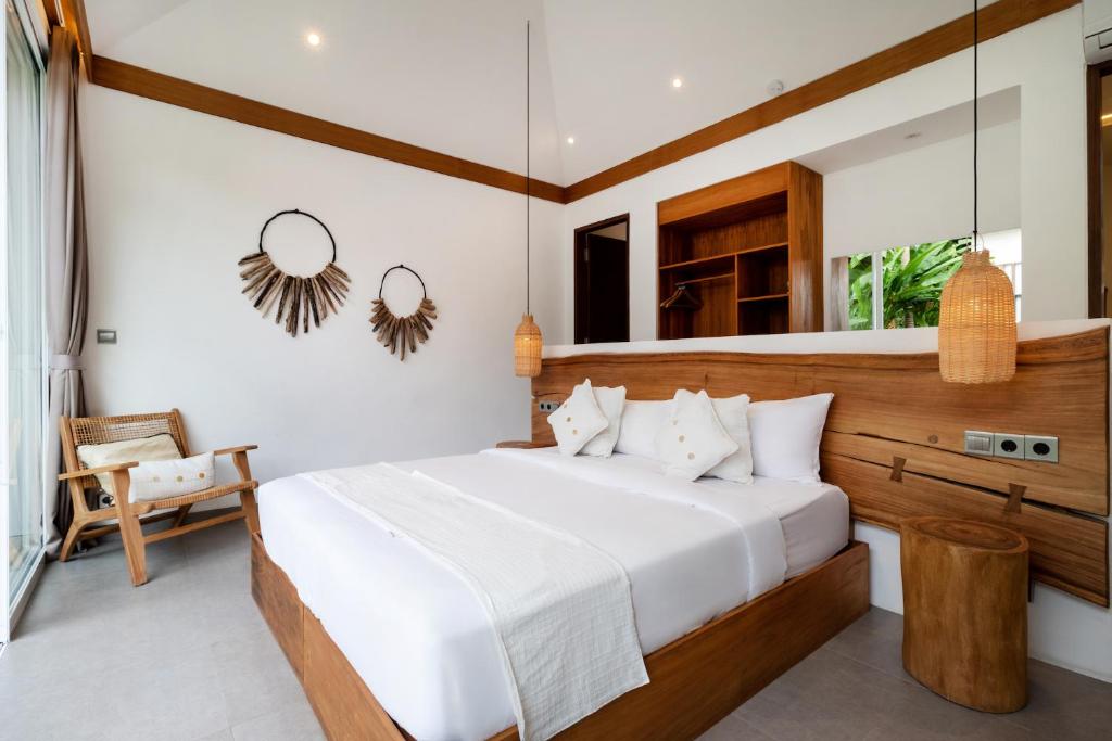 Tempat tidur dalam kamar di Villa Noemie by BaliSuperHost