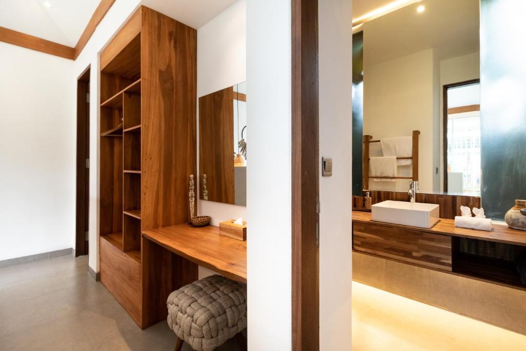 Kamar mandi di Villa Noemie by BaliSuperHost