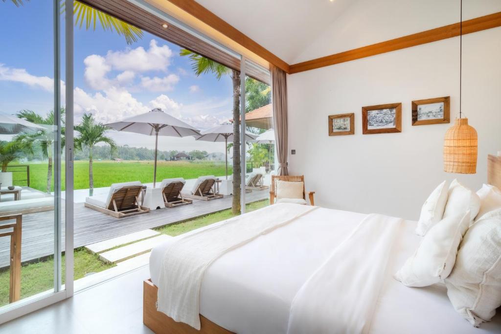 Tempat tidur dalam kamar di Villa Noemie by BaliSuperHost