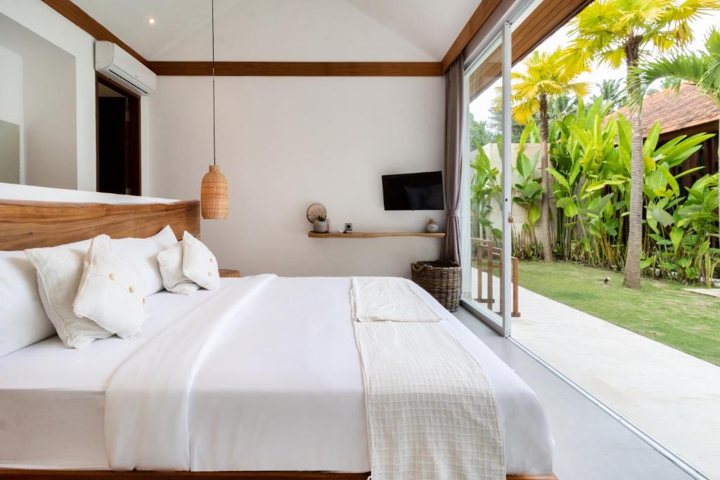 Tempat tidur dalam kamar di Villa Noemie by BaliSuperHost