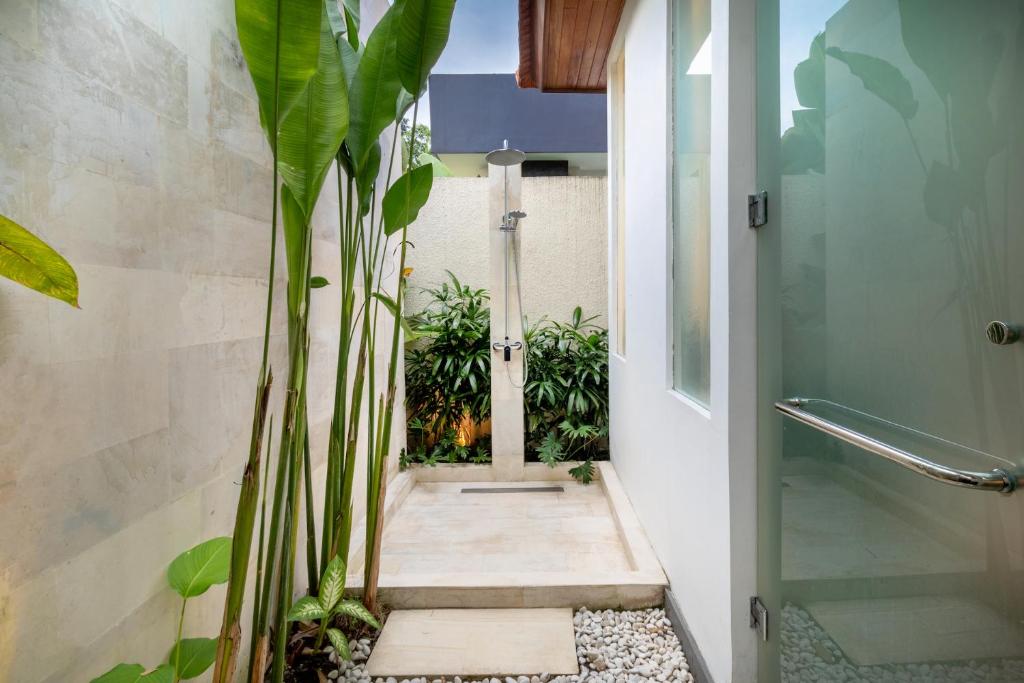 Kebun di luar Villa Noemie by BaliSuperHost