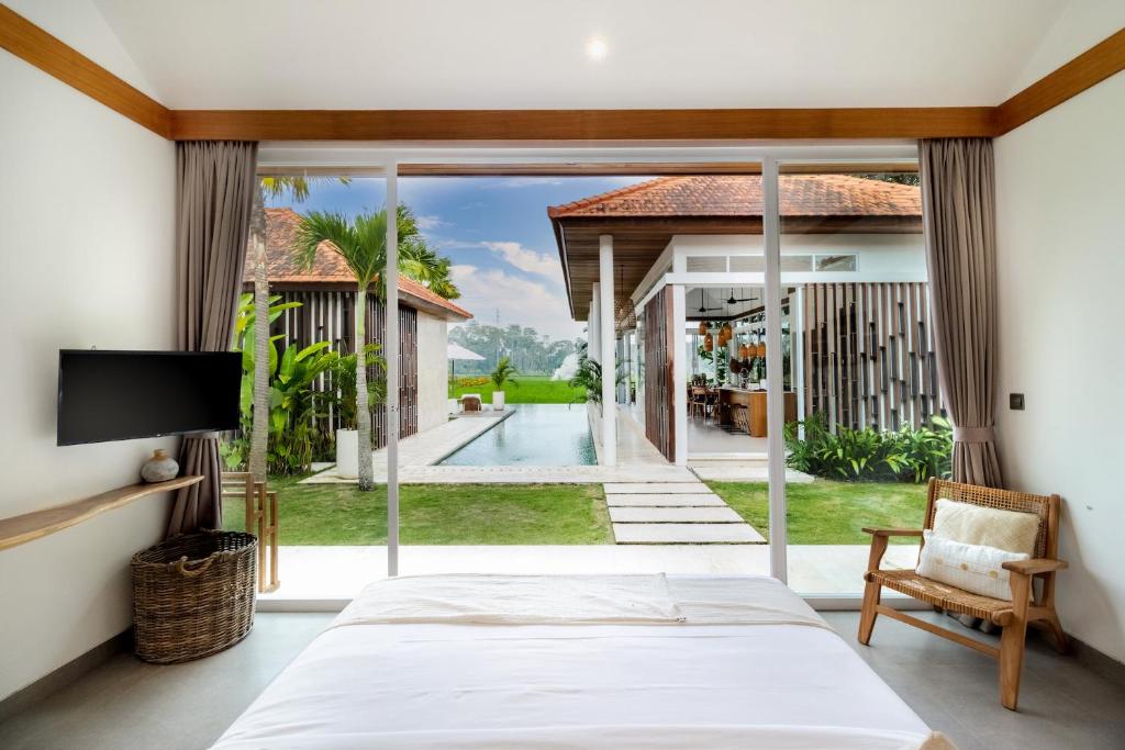 Kolam renang di atau di dekat Villa Noemie by BaliSuperHost