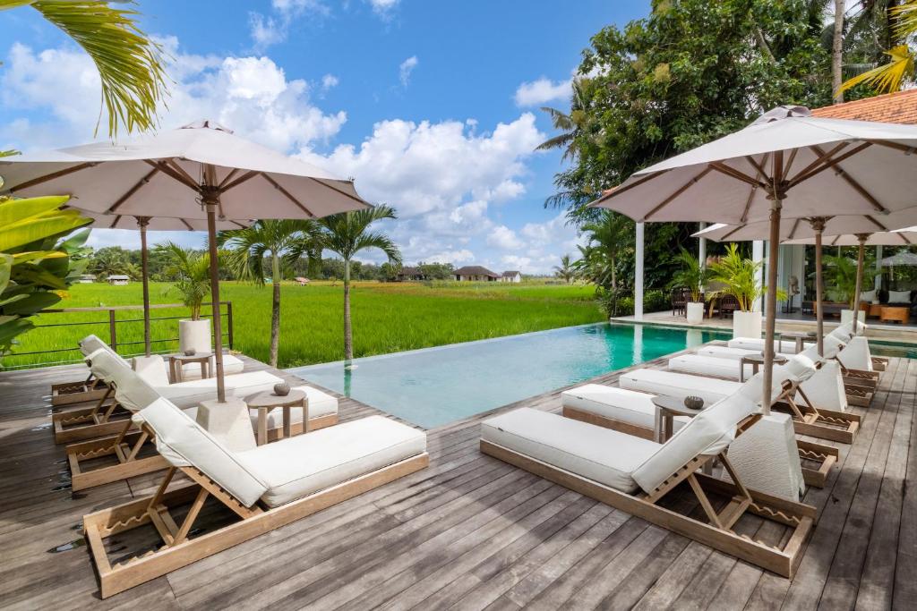 Kolam renang di atau di dekat Villa Noemie by BaliSuperHost