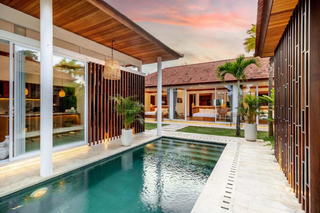 Kolam renang di atau di dekat Villa Noemie by BaliSuperHost