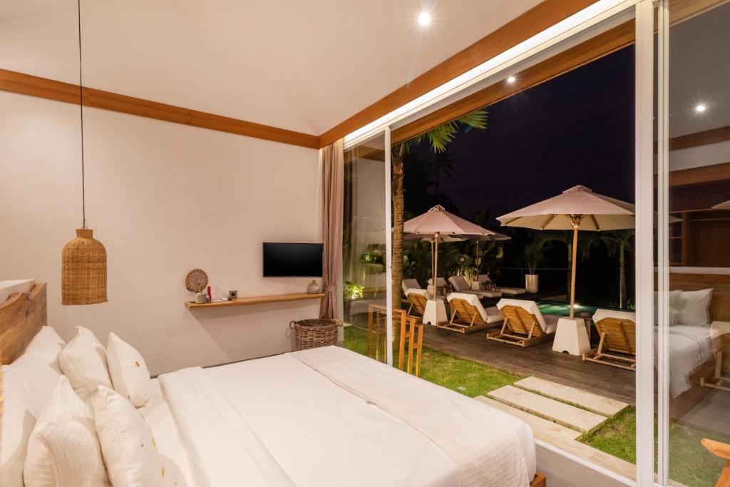 Televisi dan/atau pusat hiburan di Villa Noemie by BaliSuperHost