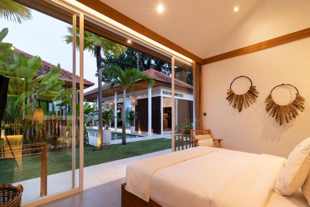 Tempat tidur dalam kamar di Villa Noemie by BaliSuperHost