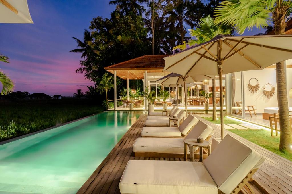 Kolam renang di atau di dekat Villa Noemie by BaliSuperHost