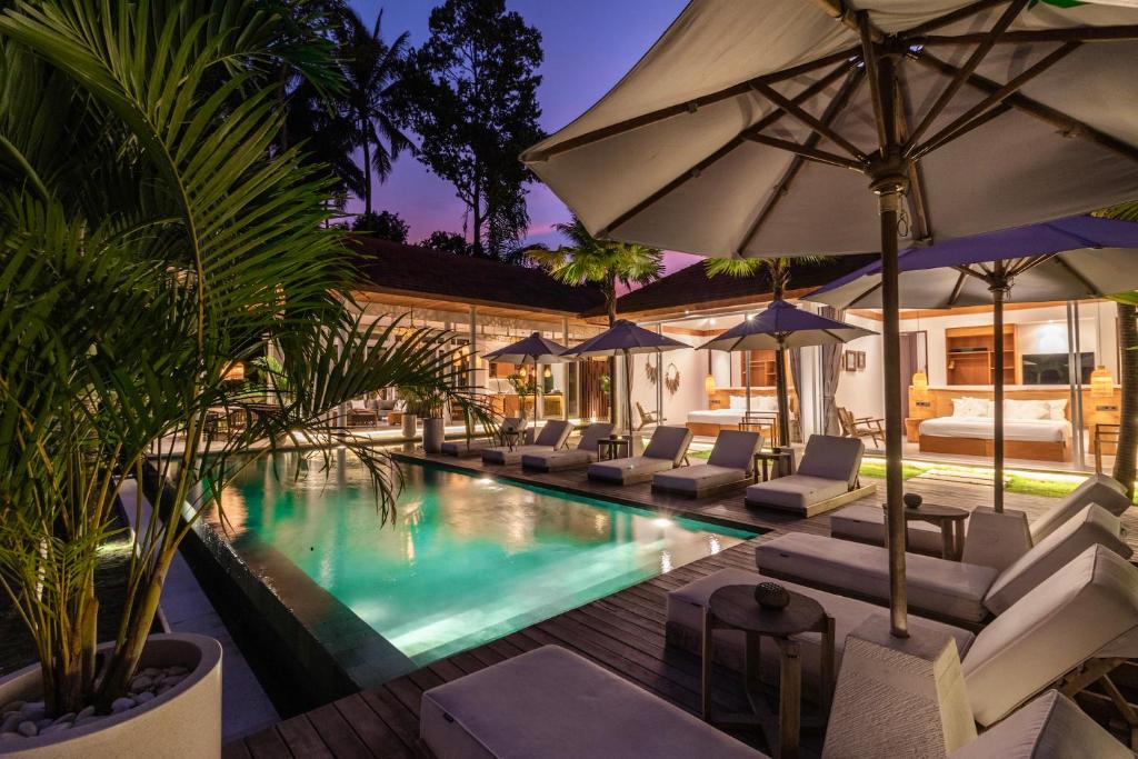 Kolam renang di atau di dekat Villa Noemie by BaliSuperHost