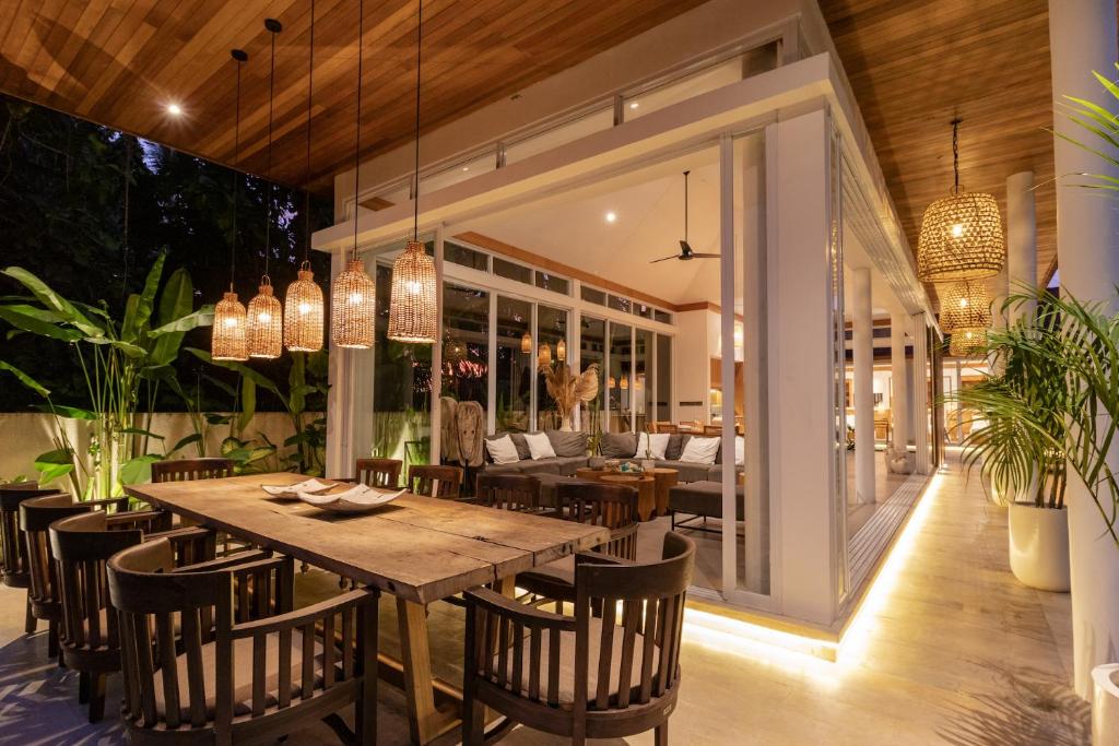 Restoran atau tempat makan lain di Villa Noemie by BaliSuperHost
